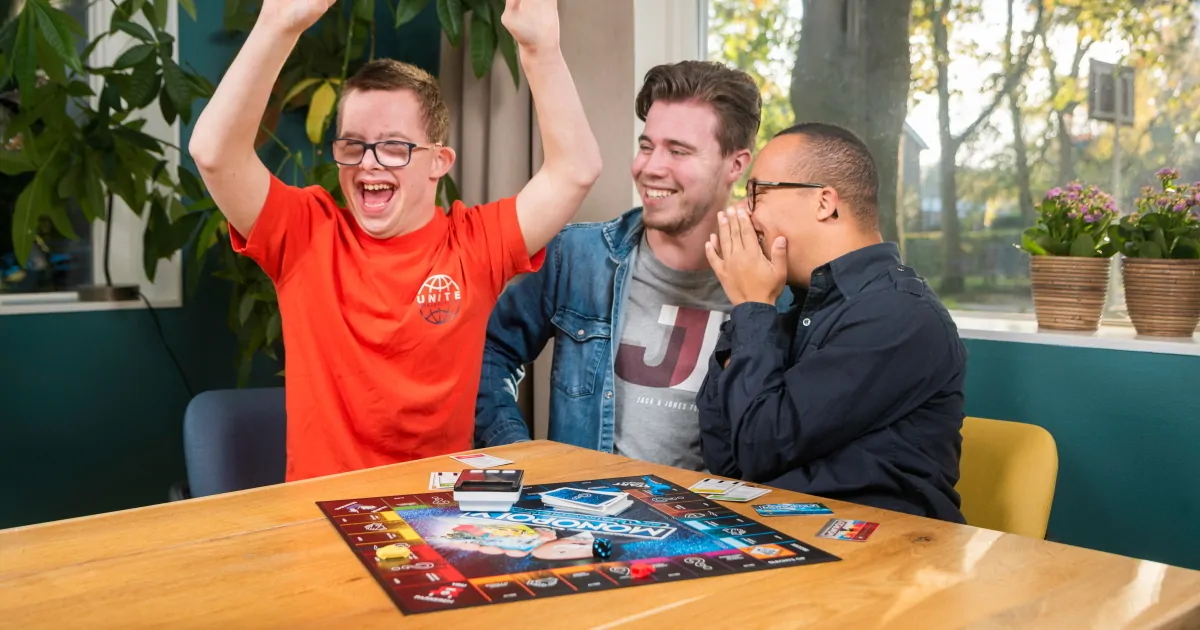 Een man werkt in de gehandicapten zorg