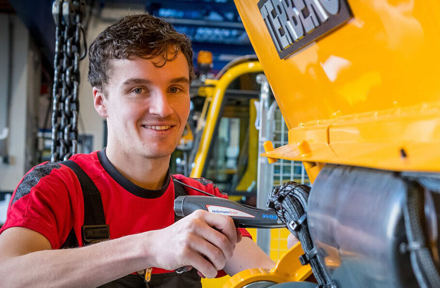 Een man is aan het werk als Assemblagemedewerker.