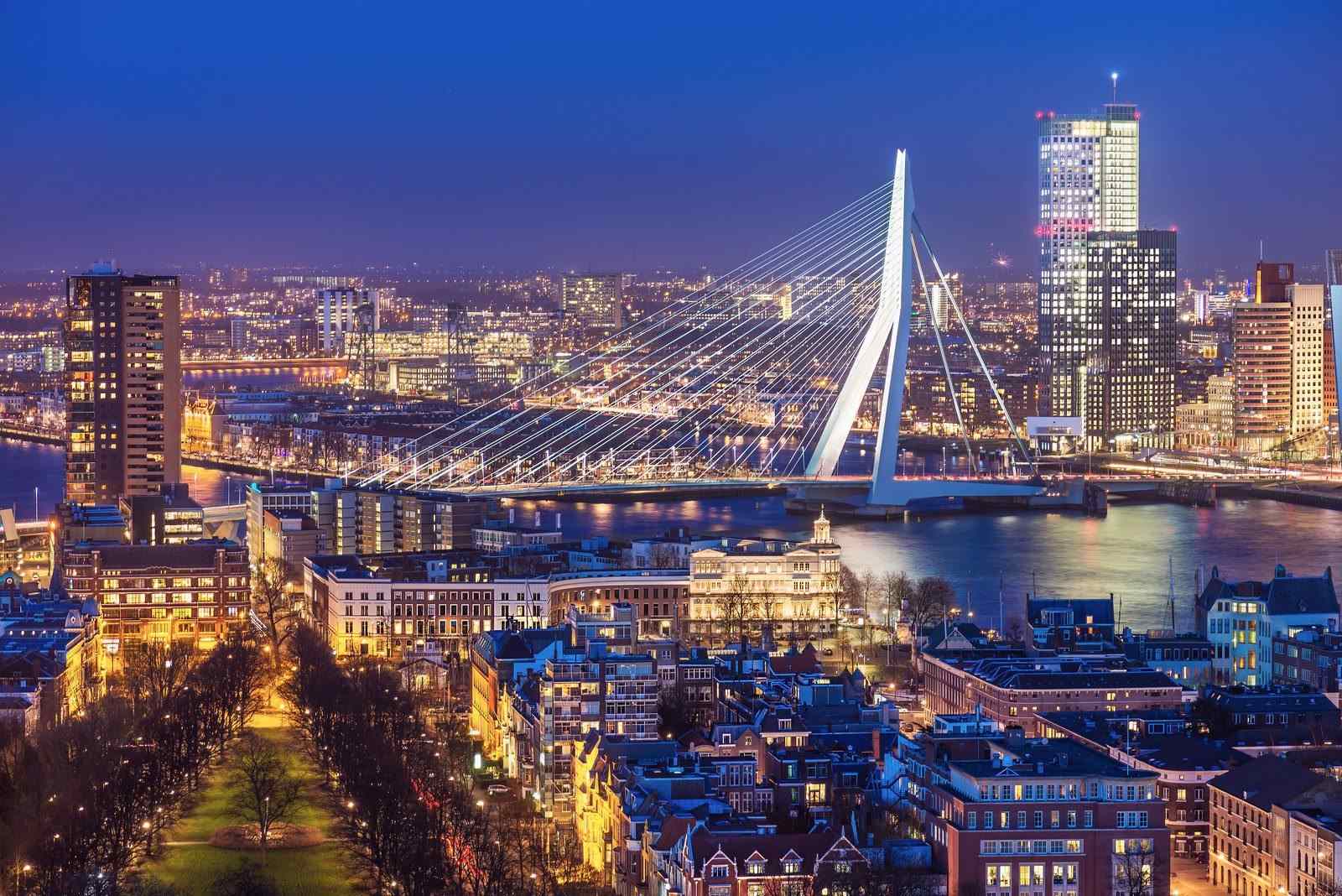 Rotterdam in de nacht.