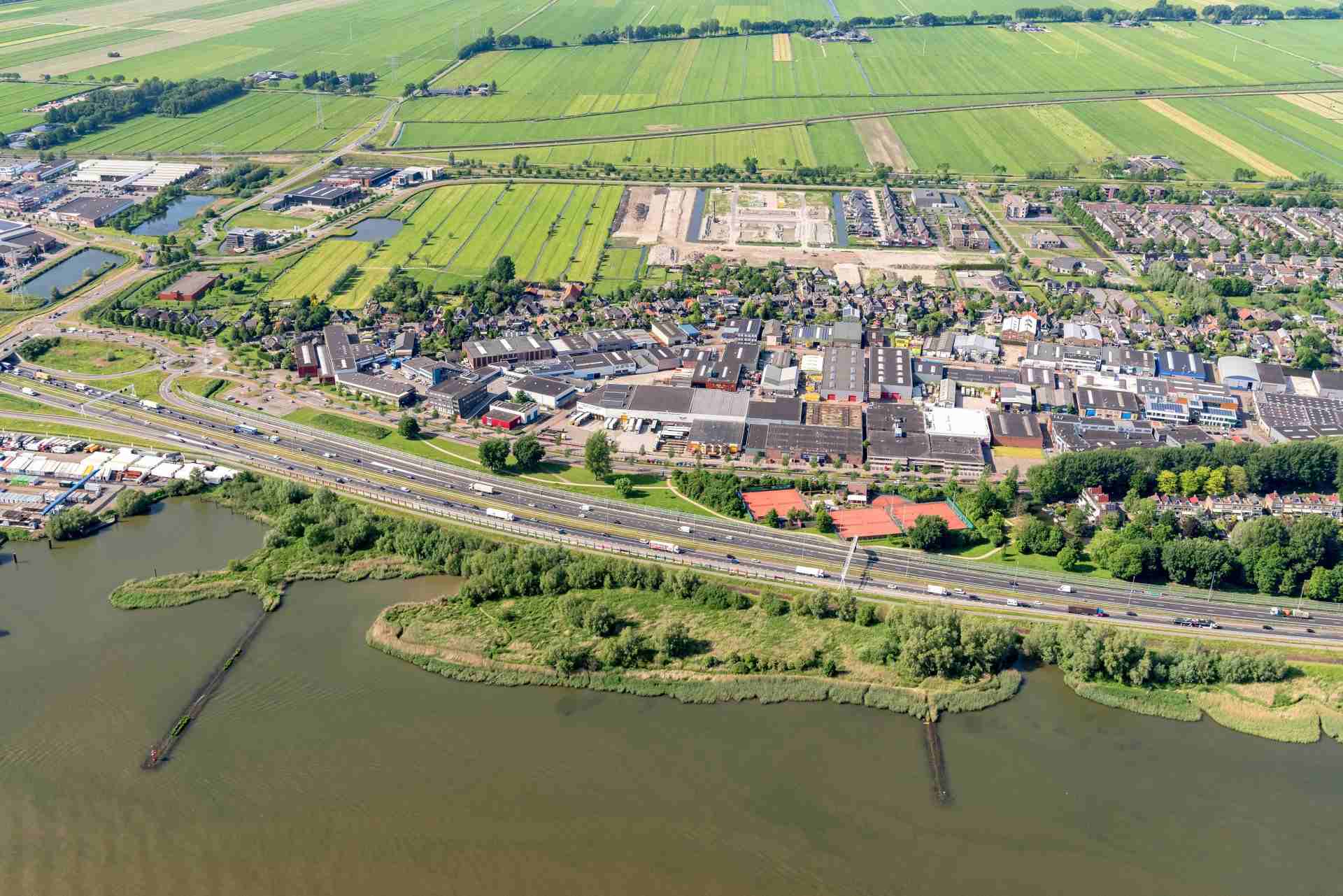 Hardinxveld Giessendam drone shot met rivier.